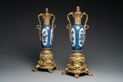 Paire de vases en porcelaine de Chine &agrave; fond bleu poudr&eacute; mont&eacute;s en lampe en bronze dor&eacute;, Kangxi et 19&egrave;me