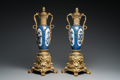 Paire de vases en porcelaine de Chine &agrave; fond bleu poudr&eacute; mont&eacute;s en lampe en bronze dor&eacute;, Kangxi et 19&egrave;me