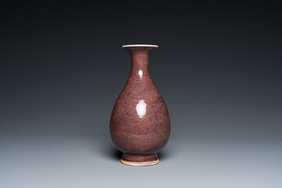 Un vase de forme 'yuhuchunping' en porcelaine de Chine &agrave; &eacute;mail monochrome foie de mulet, 19&egrave;me