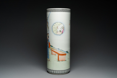 Vase de forme cylindrique en porcelaine de Chine famille rose, R&eacute;publique