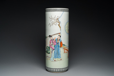 Vase de forme cylindrique en porcelaine de Chine famille rose, R&eacute;publique