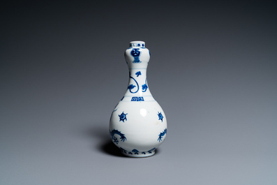 Vase de forme bouteille en porcelaine de Chine en bleu et blanc &agrave; d&eacute;cor de dragons, marque de Jiajing, 19/20&egrave;me