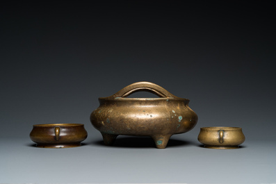 Trois br&ucirc;le-parfums en bronze, marques de Xuande et Gu Shi 古式, Qing/R&eacute;publique