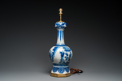 Grand vase en fa&iuml;ence de Delft en bleu et blanc &agrave; d&eacute;cor chinois mont&eacute; en lampe, 1er quart du 18&egrave;me