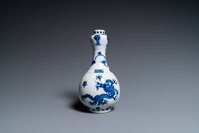 Vase de forme bouteille en porcelaine de Chine en bleu et blanc &agrave; d&eacute;cor de dragons, marque de Jiajing, 19/20&egrave;me