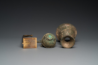 Een Byzantijns-Romeinse bronzen vaas en een hangende wierookbrander, 5/7e eeuw