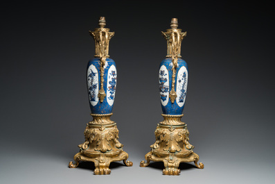 Een paar Chinese poederblauwe vazen met verguld brons tot lampen gemonteerd, Kangxi en 19e eeuw