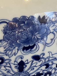 Een Chinese blauw-witte 'hu' vaas met bajixiang decor, Qianlong merk, Republiek