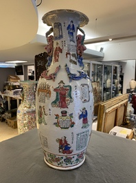 Vase en porcelaine de Chine famille rose &agrave; d&eacute;cor 'Wu Shuang Pu', 19&egrave;me