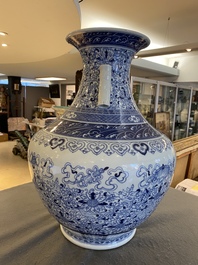 Grand vase 'hu' en porcelaine de Chine en bleu et blanc &agrave; d&eacute;cor bajixiang, marque de Qianlong, R&eacute;publique