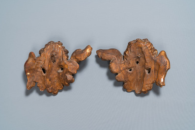 Paire de t&ecirc;tes de ch&eacute;rubins ail&eacute;es en bois sculpt&eacute; et dor&eacute;, 18&egrave;me