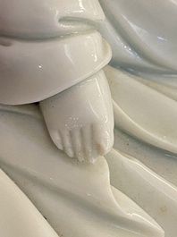 Sculpture de Guanyin en porcelaine blanc de Chine de Dehua, marque de He Zhang Yong Yin 何章用印, Kangxi