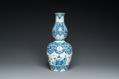 Vase de forme double gourde en fa&iuml;ence de Delft en bleu et blanc, 1er quart du 18&egrave;me