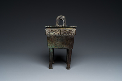 Een zeldzame Chinese archa&iuml;sche bronzen vierpotige 'Fang Ding' ketel met inscriptie, Song of vroeger