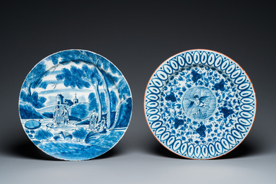 Deux plats et deux paires d'assiettes en fa&iuml;ence de Delft en bleu et blanc, 18&egrave;me