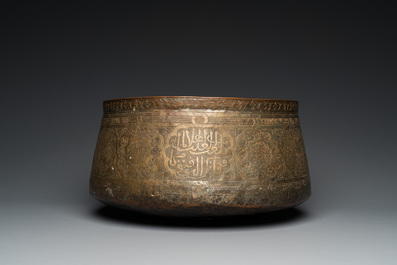 Grand bassin en cuivre grav&eacute; &agrave; d&eacute;cor calligraphique, probablement Egypte, 18/19&egrave;me