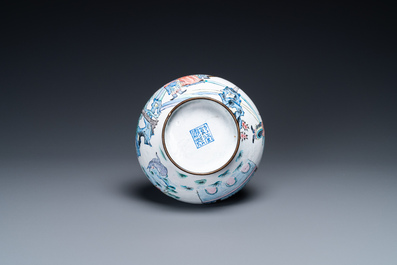 Een Chinese Canton email vaas, een dekseldoos en een 'draken' bord, Qianlong en later