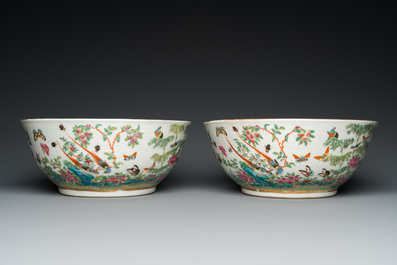Paire de bols en porcelaine de Chine famille rose de Canton, 19&egrave;me