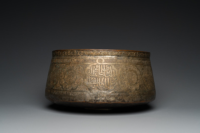 Grand bassin en cuivre grav&eacute; &agrave; d&eacute;cor calligraphique, probablement Egypte, 18/19&egrave;me
