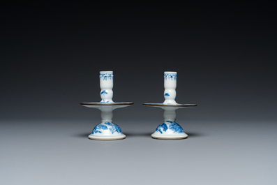 Paire de bougeoirs en porcelaine de Chine 'Bleu de Hue' pour le Vietnam, marque de Kim Ngoc Cam Kee 金玉錦記, 19&egrave;me