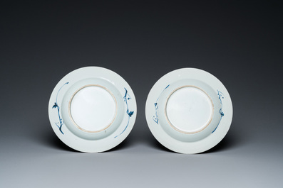 Une paire de bols et une paire d'assiettes en porcelaine de Chine en bleu et blanc et une paire de groupes en biscuit &eacute;maill&eacute; vert, Kangxi/Qianlong