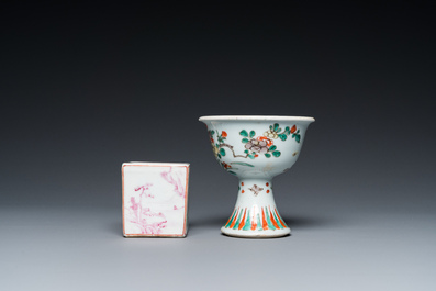 A Chinese famille verte stem cup, a famille rose 'mandarin' sander and a knife handle, Kangxi/Qianlong