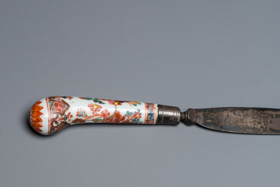 A Chinese famille verte stem cup, a famille rose 'mandarin' sander and a knife handle, Kangxi/Qianlong