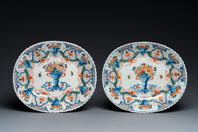 Paire de plats godronn&eacute;s de forme ovale en fa&iuml;ence de Delft polychrome, 1er quart du 18&egrave;me