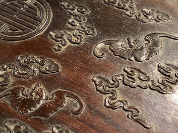 Bo&icirc;te en partie en bois de zitan &agrave; d&eacute;cor des 'Cinq chauve-souris autour du symbole Shou', Chine, Qing