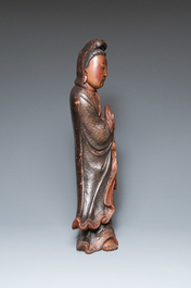 Een grote Chinese vergulde en gelakte houten sculptuur van Guanyin op gesculpteerde houten sokkel, 17e eeuw