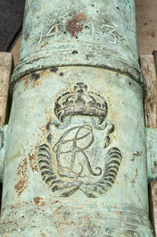 Een Engels bronzen 80 mm kanon met monogram CR voor Karel II van Engeland (1630-1685), gedat. 1665