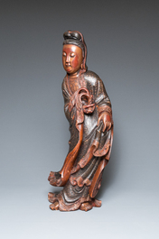 Een grote Chinese vergulde en gelakte houten sculptuur van Guanyin op gesculpteerde houten sokkel, 17e eeuw