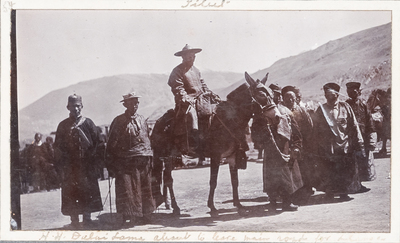 Zeldzaam foto-album over de terugkeer uit ballingschap van de 13e dalai lama uit India, ca. 1912/1913