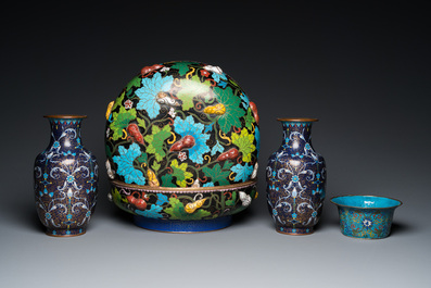 Une paire de vases, une grande bo&icirc;te couverte et un bol en &eacute;maux cloisonn&eacute;s, Chine, 19/20&egrave;me