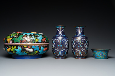 A pair of Chinese cloisonn&eacute; vases, a large covered box and a bowl, 19/20th C.