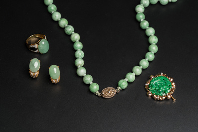 Collection de bijoux en or mont&eacute; de jade, Chine, 20&egrave;me