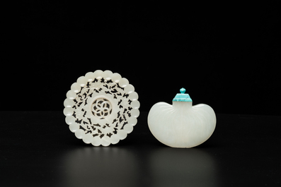 A Chinese jade snuff bottle and a reticulated medallion, Qing