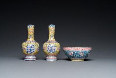 Une paire de vases et un bol en &eacute;maux de Canton, Chine, Yongzheng/Qianlong