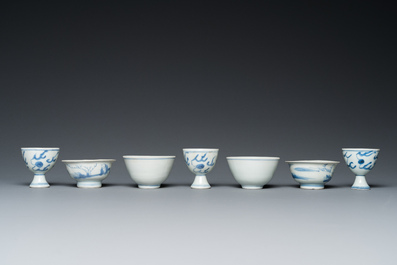 Vier Chinese blauw-witte kommen en drie stem cups uit het 'Hatcher' scheepswrak, Transitie periode