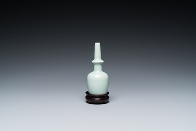 Een Chinese celadon-geglazuurde miniatuur 'kundika' vaas, Song/Yuan