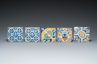 19 blue and white and polychrome Dutch Delft tiles, 16/17th C.