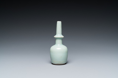 Een Chinese celadon-geglazuurde miniatuur 'kundika' vaas, Song/Yuan