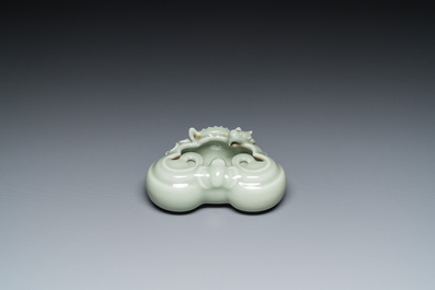 Lave-pinceaux en porcelaine de Chine en c&eacute;ladon monochrome, marque de Qianlong, 19/20&egrave;me