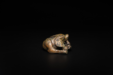 Poids de rouleau en bronze dor&eacute; en forme de chien, Chine, Ming