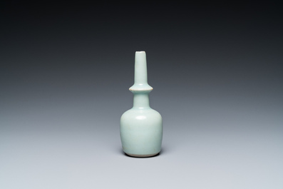 Een Chinese celadon-geglazuurde miniatuur 'kundika' vaas, Song/Yuan