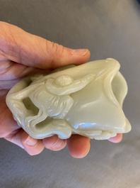 Een Chinese penselenbeker in lichte celadon jade, 19/20e eeuw