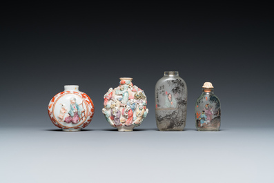 Quatre tabati&egrave;res en porcelaine de Chine famille rose et en verre peint &agrave; l'int&eacute;rieur, 19/20&egrave;me