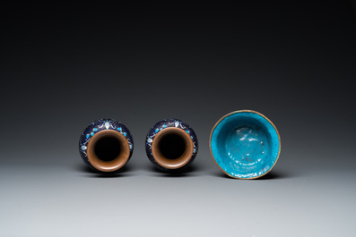 Une paire de vases, une grande bo&icirc;te couverte et un bol en &eacute;maux cloisonn&eacute;s, Chine, 19/20&egrave;me