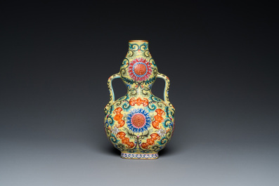 Vase de forme 'bianhu' en porcelaine de Chine famille rose &agrave; fond jaune, marque de Qianlong, R&eacute;publique