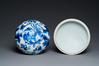 Bo&icirc;te couverte en porcelaine de Chine en bleu et blanc figurant un fenghuang, &eacute;poque Transition